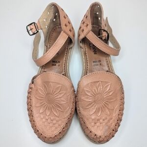 Macarena Collection tan leather Huarache sandals tan die cut sunflower size 8